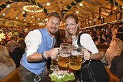 Gregor Teicher mit Frau Stephanie Schlayer auf der FCR Wiesn in der Fischer Vroni ©Fotos: Agentur Schneider-Press/Frank Rollitz 